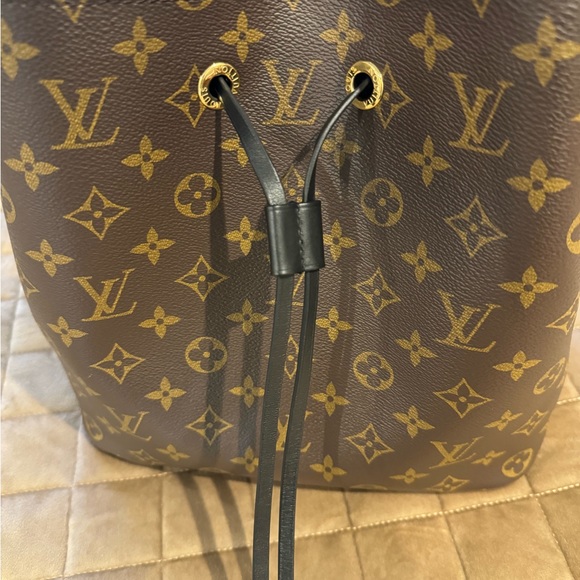 Like new LV purse. Smoke free and pet free home. Carried less than 5 times. - Picture 3 of 8